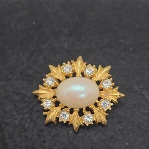 Elegant Gold and Pearl Brooch with clear rhinestones
